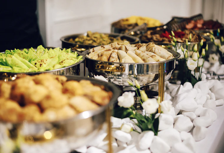 Quầy buffet với các khay giữ nóng món ăn